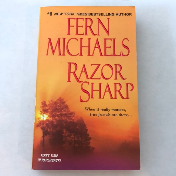 ⭐️5 for $20⭐️ Razor Sharp by Fern Michaels | Book - Picture 1 of 2
